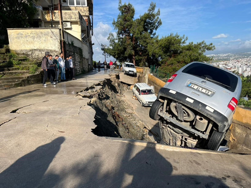 &Ccedil;&ouml;ken yol ara&ccedil;ları yuttu - Resim : 1