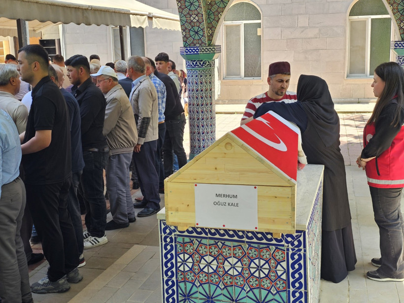 Düştüğü Kelkit Çayı'nda 7 gün sonra cesedi bulunan Oğuz toprağa verildi - Resim : 1