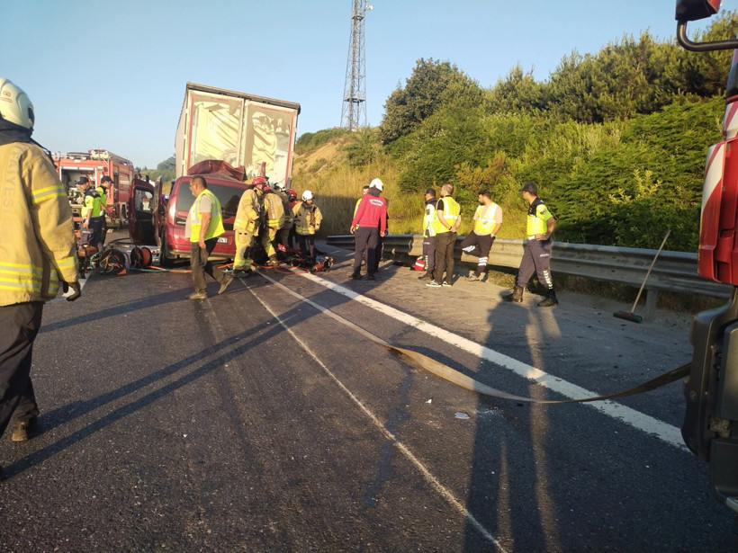 İstanbul'da feci kaza! Aynı araçta 1'i bebek 3 kişi öldü - Resim : 1