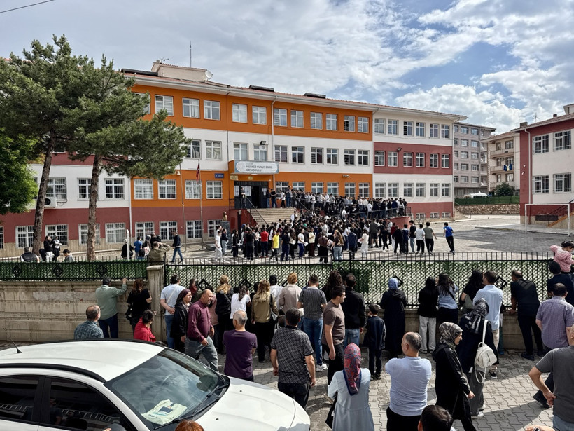 LGS heyecanı başladı! 1 milyondan fazla öğrenci sınavda - Resim : 1