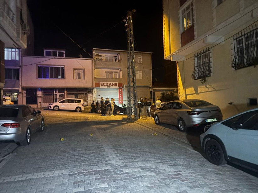 Esenyurt’ta gece yarısı silahlı çatışma: Sokak savaş alanına döndü - Resim : 1