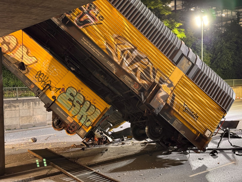 İki tren çarpıştı, vagonlar köprüden düştü - Resim : 2