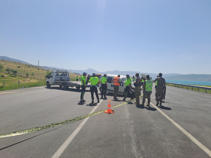 Park halindeki askeri araca çarptı: 1 şehit - Resim : 1