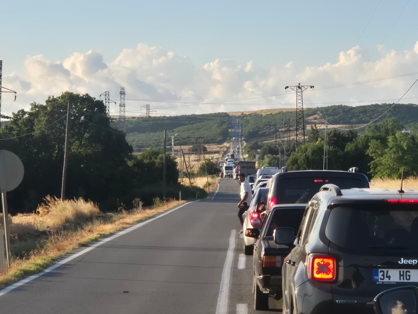 Silivri'de minibüs tarlaya uçtu: Ölü ve yaralılar var - Resim : 1