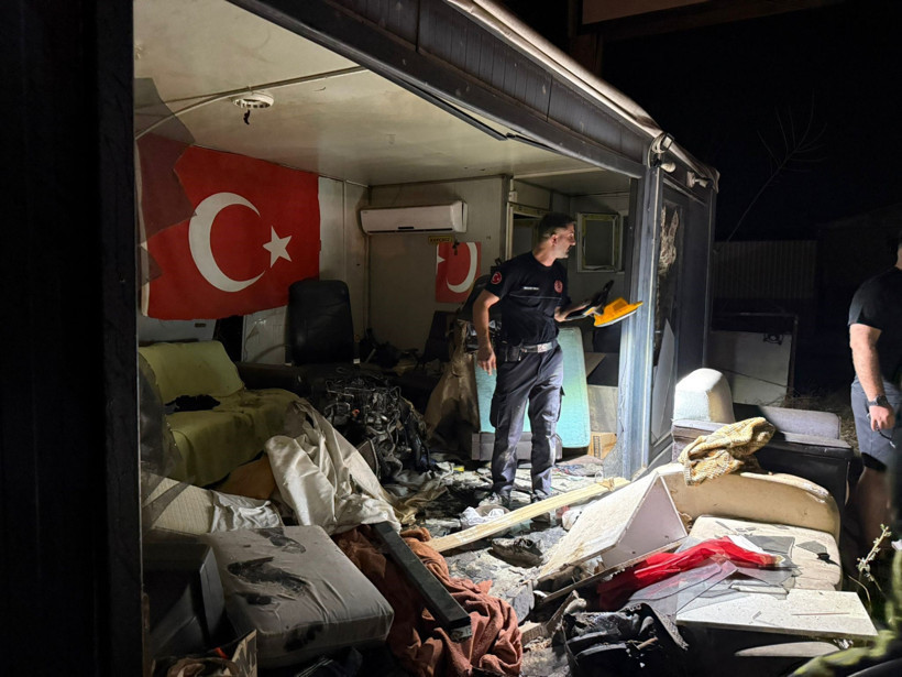 40 metre savrulan araç işçi baraksına düştü - Resim : 1