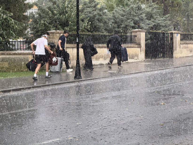 İstanbul'u sağanak vurdu: Yollar göle döndü, araçlar suda ilerleyemedi - Resim : 1