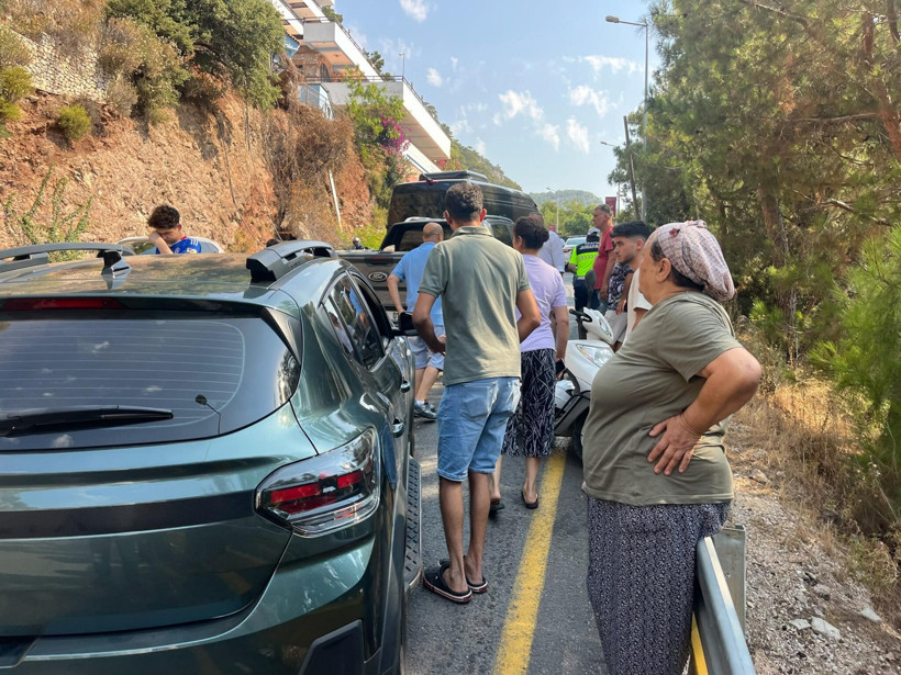 4 aracın karıştığı kazada otomobilden fırlayan genç hayatını kaybetti - Resim : 1
