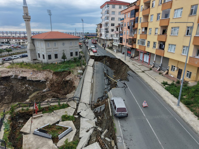 Yurt inşaatının kazısında istinat duvarı ve yol çöktü: 3 bina tahliye edildi - Resim : 2