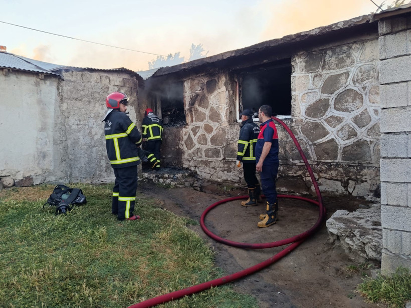 Yoldan geçen TIR sürücüsü fark etti 22 kişilik aile faciadan döndü - Resim : 1