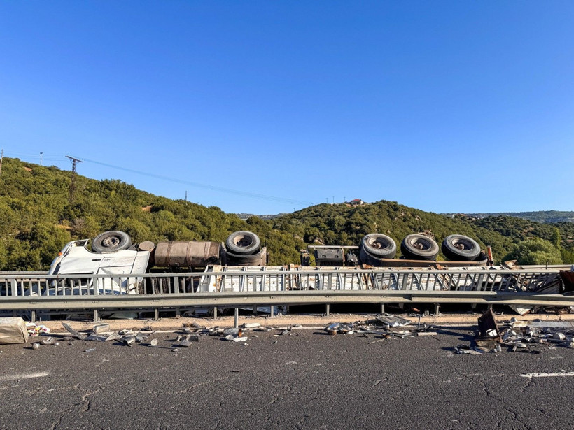 TIR köprüde asılı kaldı, sürücüsü can verdi - Resim: 3