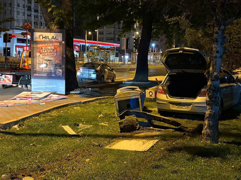 Kontrolden çıkan otomobil parkı savaş alanına çevirdi - Resim : 1