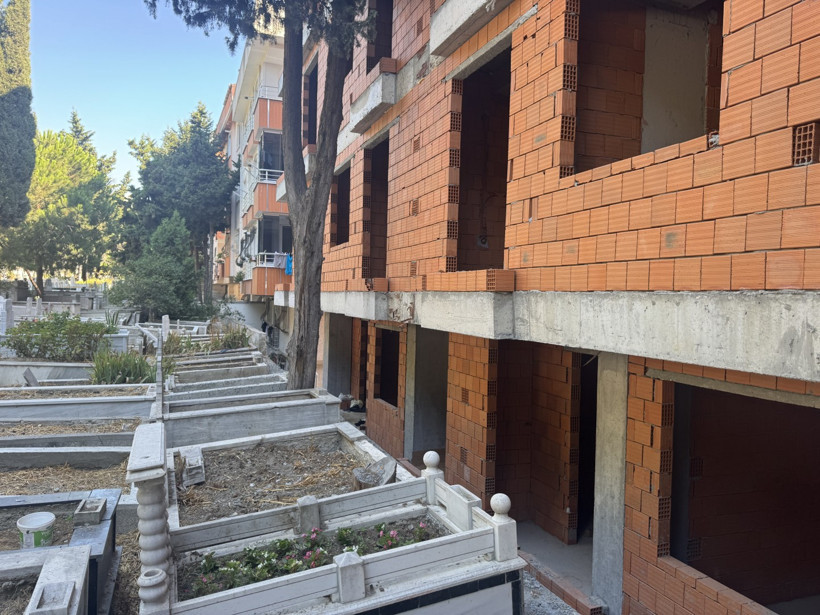 İstanbul’da mezarlık manzaralı sıfır daireler şaşkınlık yarattı - Resim : 1