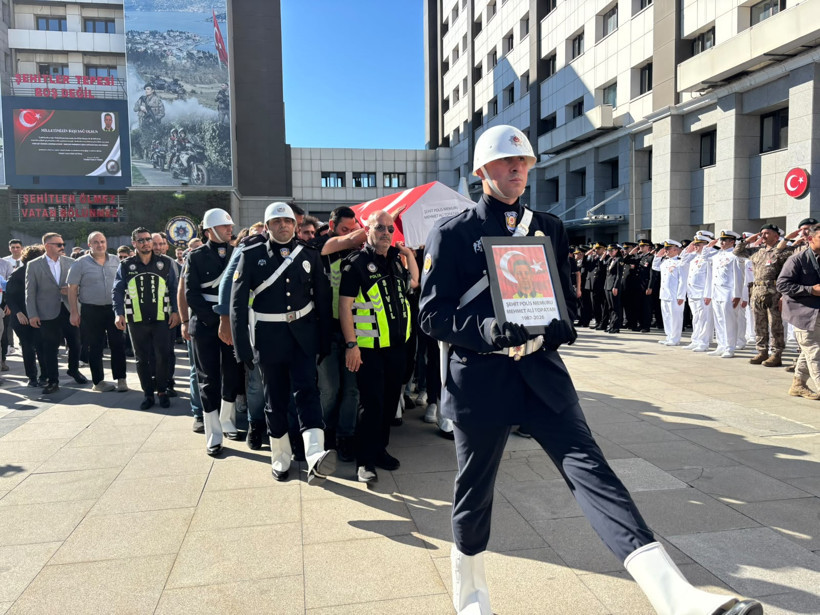 Esenyurt’ta şehit olan polis Mehmet Ali Topatan son yolculuğuna uğurlandı - Resim : 4