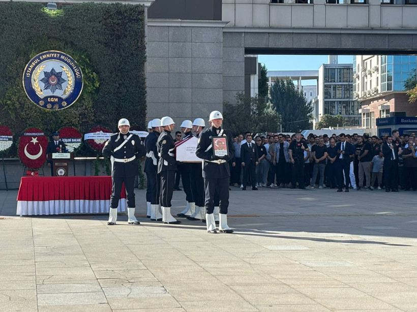 Esenyurt’ta şehit olan polis Mehmet Ali Topatan son yolculuğuna uğurlandı - Resim : 3