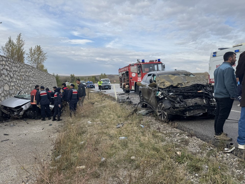 Korkunç kazada araçlar hurdaya döndü. 4 kişi hayatını kaybetti - Resim : 5