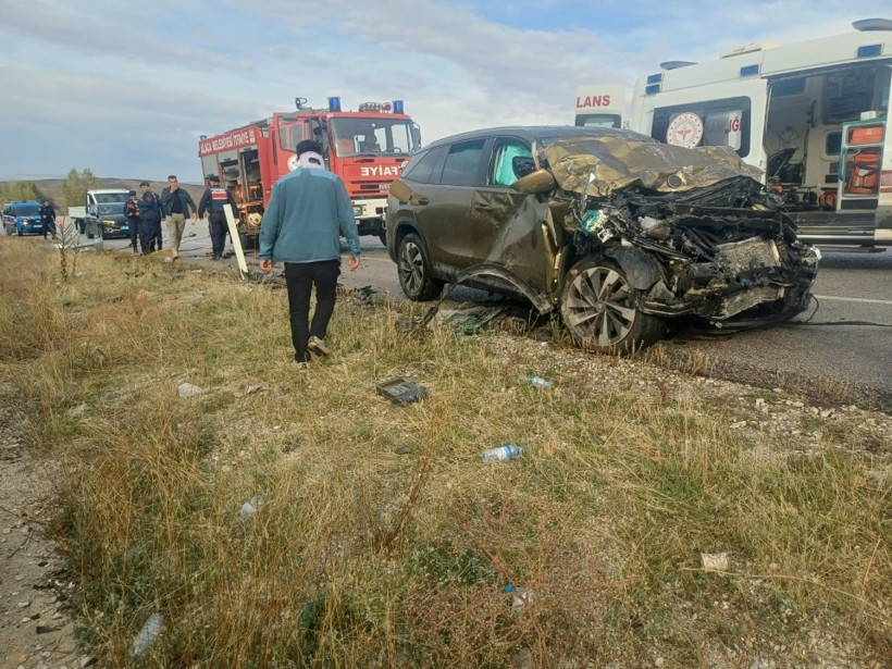 Korkunç kazada araçlar hurdaya döndü. 4 kişi hayatını kaybetti - Resim : 2