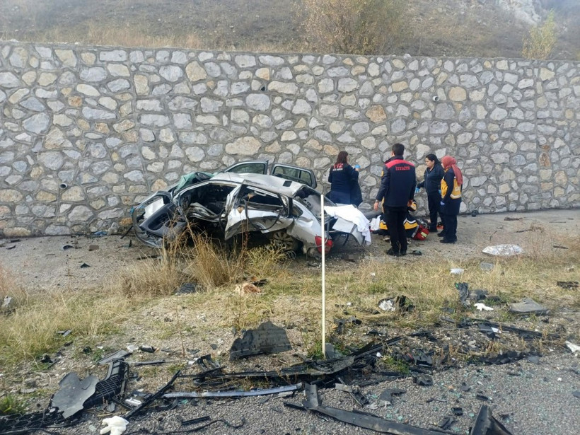 Korkunç kazada araçlar hurdaya döndü. 4 kişi hayatını kaybetti - Resim : 1