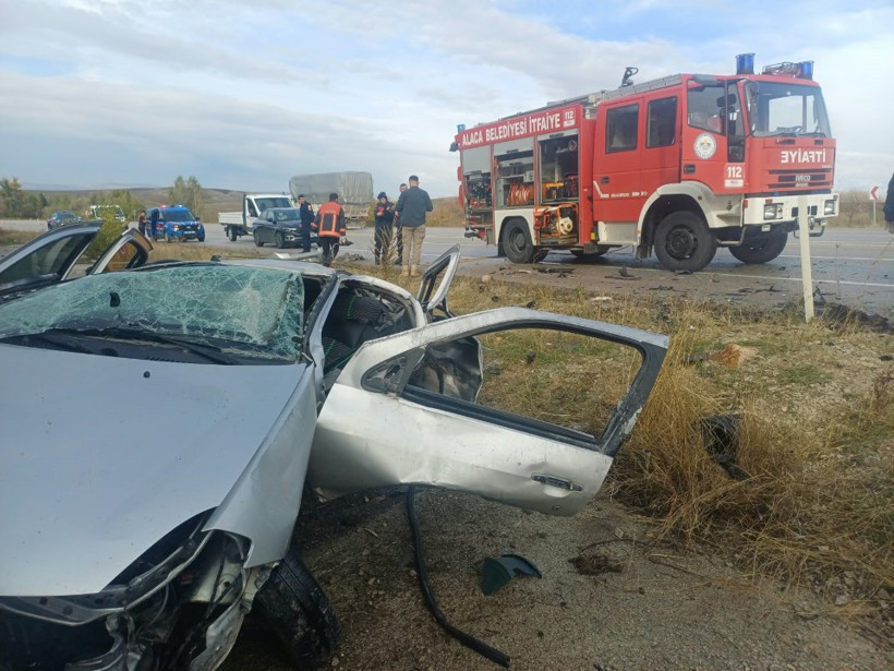 Korkunç kazada araçlar hurdaya döndü. 4 kişi hayatını kaybetti - Resim : 7
