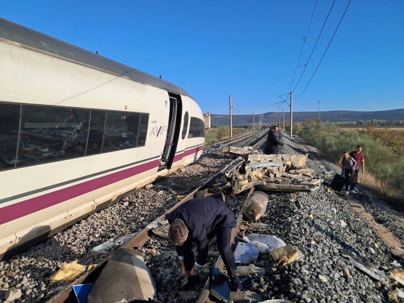 İspanya&rsquo;daki tren faciasının ilk g&ouml;r&uuml;nt&uuml;leri geldi - Resim : 4