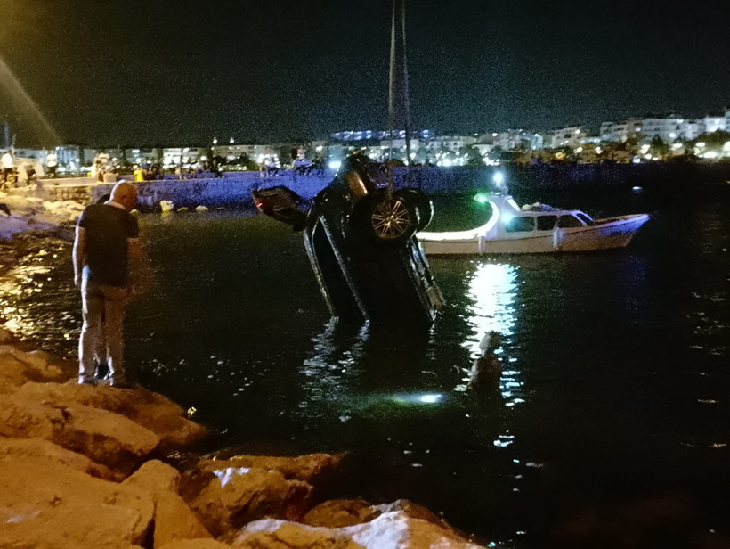 Saniyelerle kurtuldu! Silivri sahilinde otomobil denize düştü - Resim : 1