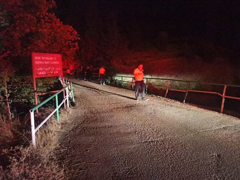Osmaniye'de köprüden dereye düşen elektrikli bisikletteki 1 kişi öldü, 1 kişi yaralandı - Resim : 1