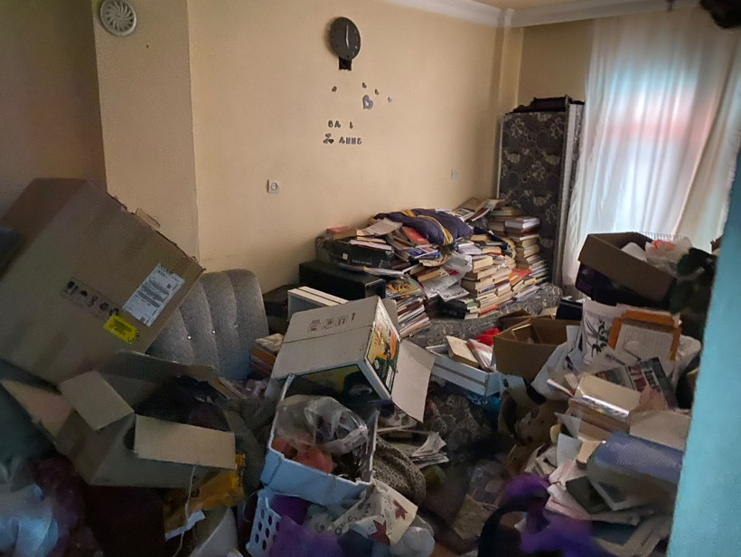 Amasya’da 3 katlı evden tam 1 ton çöp çıktı. Ekipler gözlerine inanamadı - Resim : 1