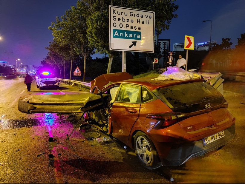 Bu araçtan sağ çıktı! Otomobil bariyerlere ok gibi saplandı - Resim : 2