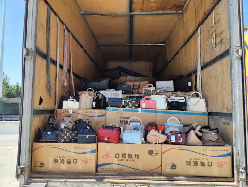 Etiketleri orijinal, girişleri kaçak: 100 milyonluk çanta vurgunu - Resim : 1