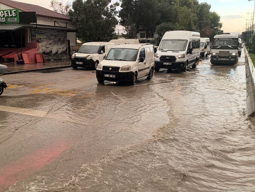 Sağanak bastırdı, yollar göle döndü - Resim: 2