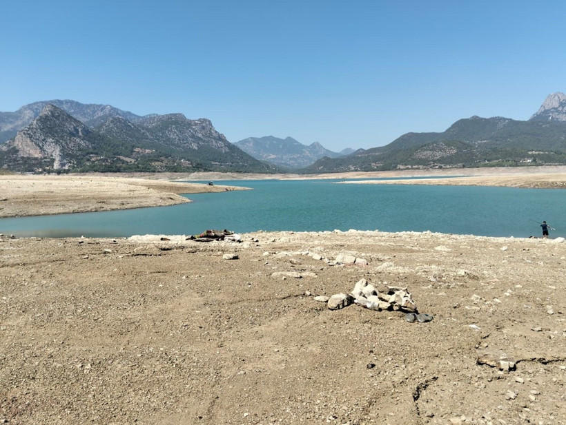Baraj suyu metrelerce çekildi, çorak topraklara voleybol direği dikildi - Resim: 6