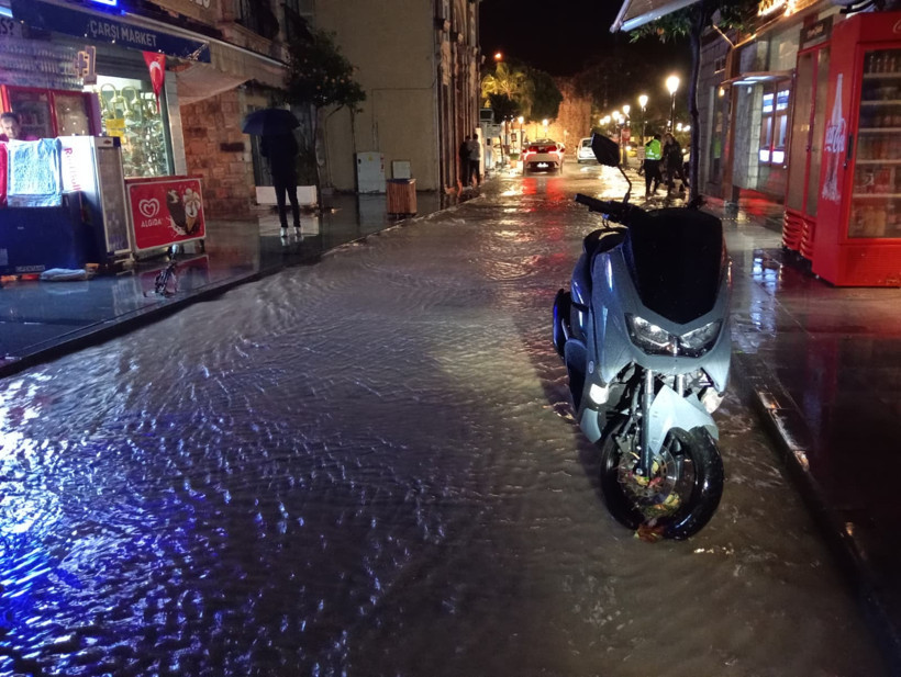 Çeşme’yi sağanak vurdu - Resim : 2