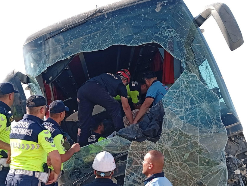 Yolcu otobüsü yoldan çıktı: Çok sayıda yaralı var - Resim : 2