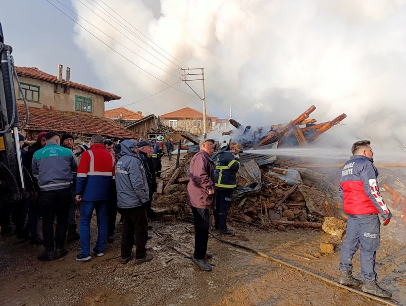 Uşak'ta zincirleme ev yangını - Resim : 1