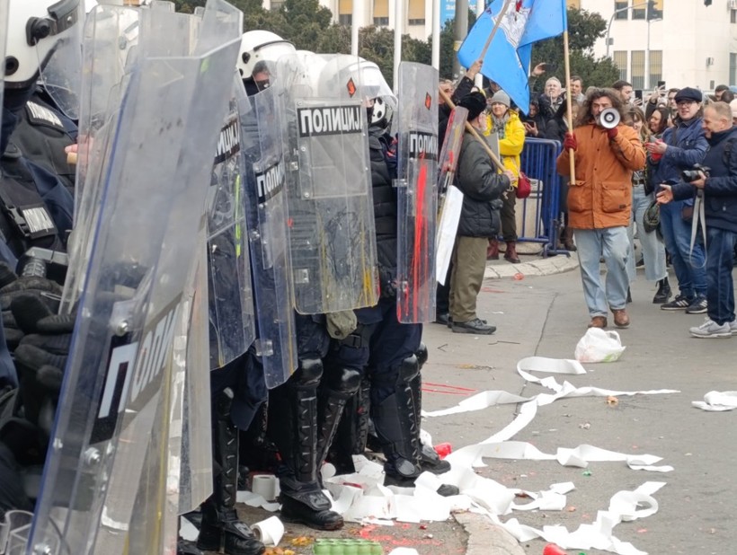 Sırbistan'da belediye seçiminde kriz: Muhalefet, polisi yumurtaya buladı - Resim : 2