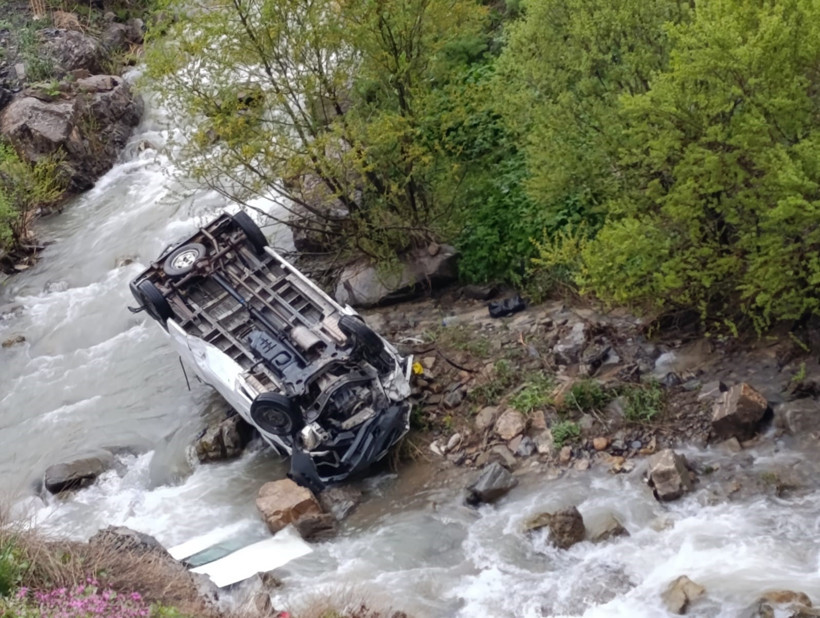 İşçileri taşıyan minibüs dereye devrildi: Ölü ve yaralılar var - Resim : 1