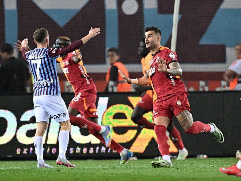Galatasaray ikinci yarıda açıldı, şampiyonluk meşalesini yaktı - Resim : 1