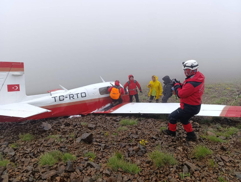 Bayburt-Erzurum sınırında 2 kişiyi taşıyan uçak düştü: Pilot öldü, yolcu kurtarıldı - Resim : 2