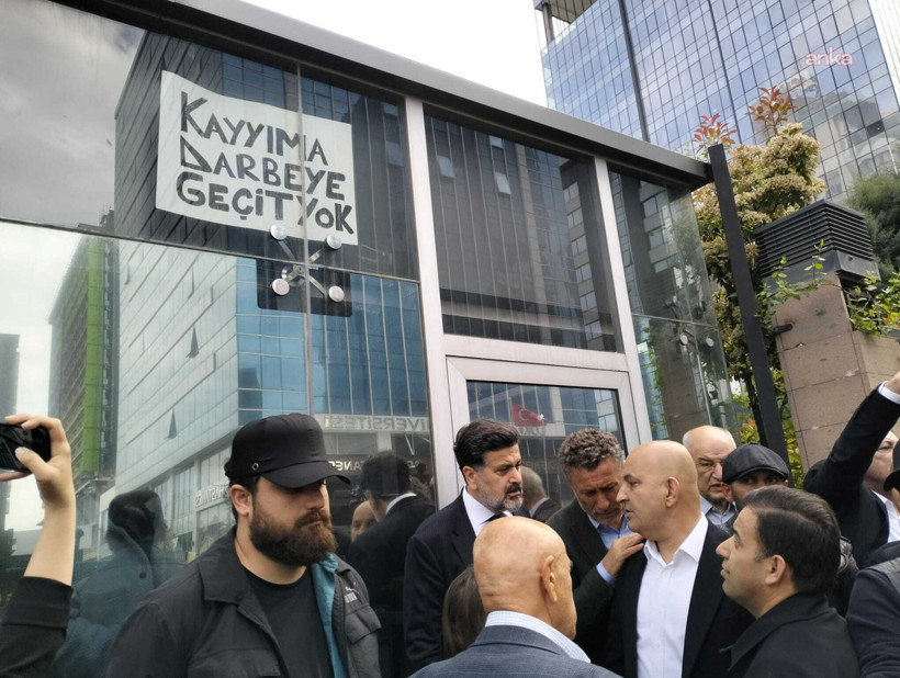 CHP Genel Merkezi’nde hareketlilik: 'Tahliye talebi' iddiası sonrası arbede - Resim : 2
