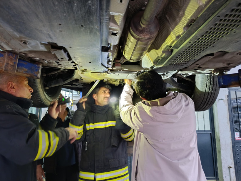 Motor bölümünde mahsur kalan kedi sanayide çıkarıldı - Resim : 1