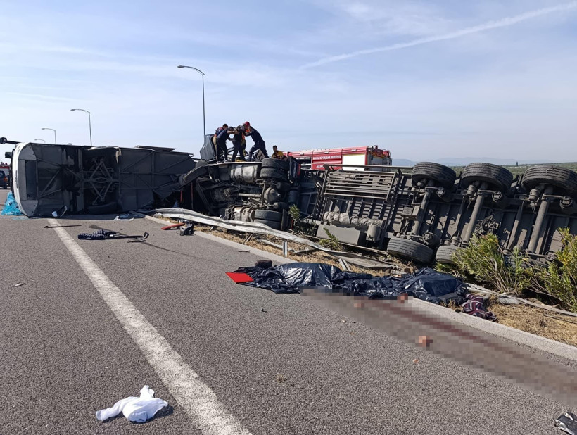 Manisa'da tur otobüsü ile çekici çarpıştı! 11 kişi hayatını kaybetti - Resim : 2