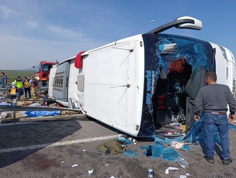 Manisa'da tur otobüsü ile çekici çarpıştı! 11 kişi hayatını kaybetti - Resim : 1