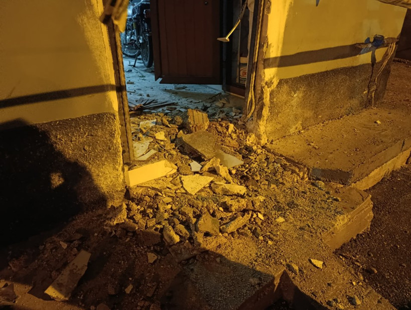 5 kişinin bulunduğu eve el yapımı bomba atıldı. Özel harekat olay yerine gitti - Resim : 4