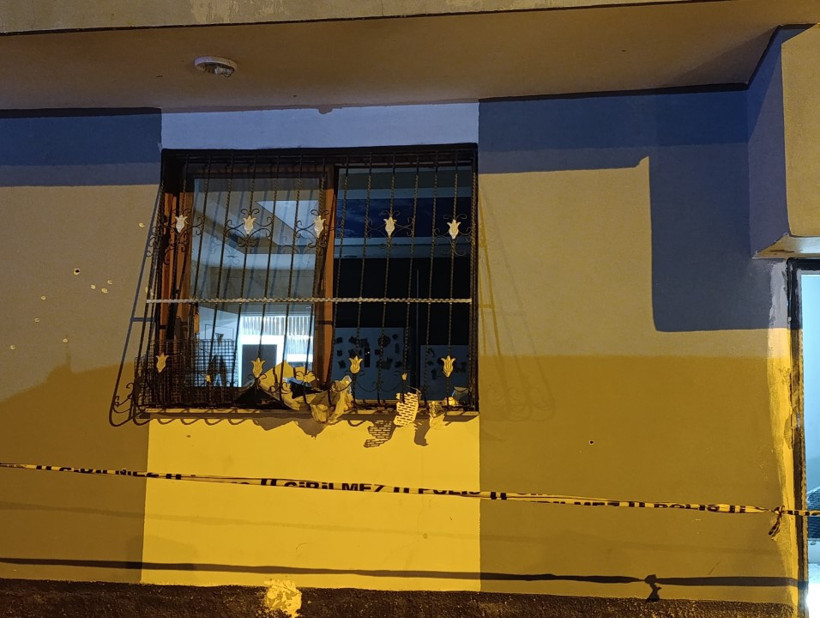 5 kişinin bulunduğu eve el yapımı bomba atıldı. Özel harekat olay yerine gitti - Resim : 2