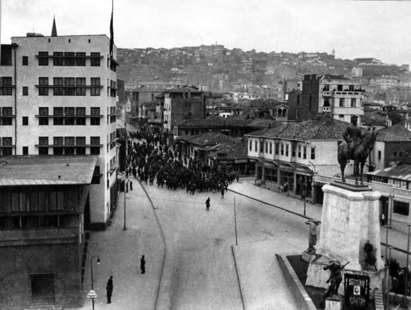 Gözyaşlarıyla tarihe geçen anlar: Atatürk’ün cenaze yolculuğu - Resim: 23