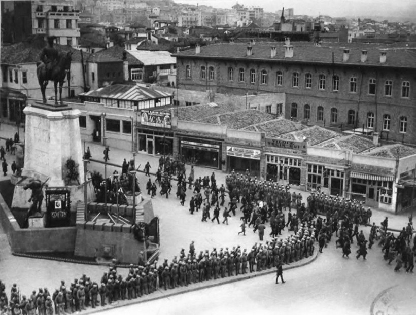 Gözyaşlarıyla tarihe geçen anlar: Atatürk’ün cenaze yolculuğu - Resim: 11