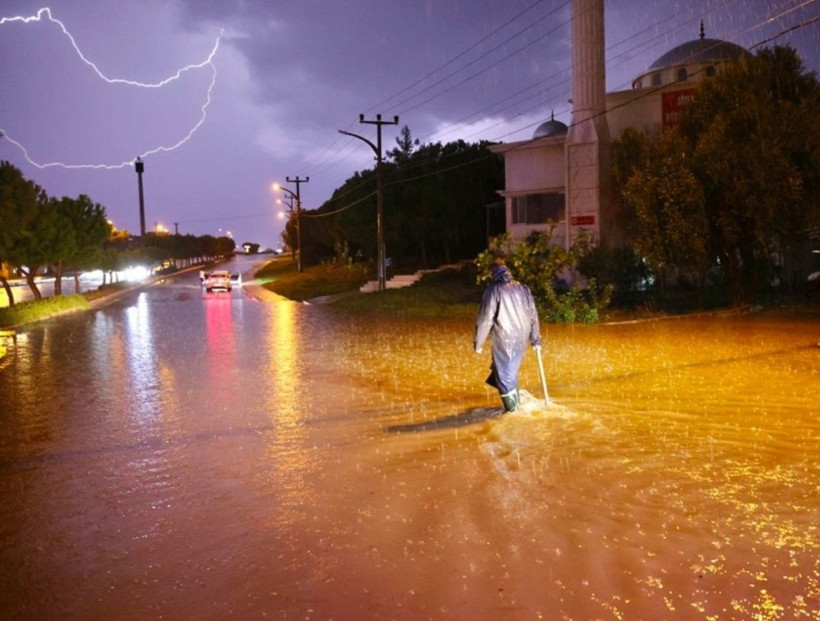 Sussuzlukla boğuşan İzmir'i sağanak vurdu - Resim: 6