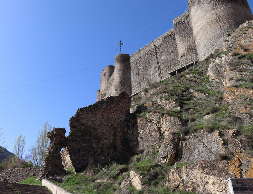 Oltu Kalesi yıkılma tehlikesiyle karşı karşıya - Resim: 2