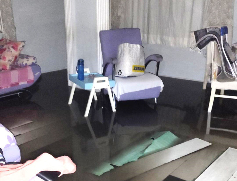 İstanbul'da sağanak sonrası kanalizasyon taştı, evler su altında kaldı - Resim : 1