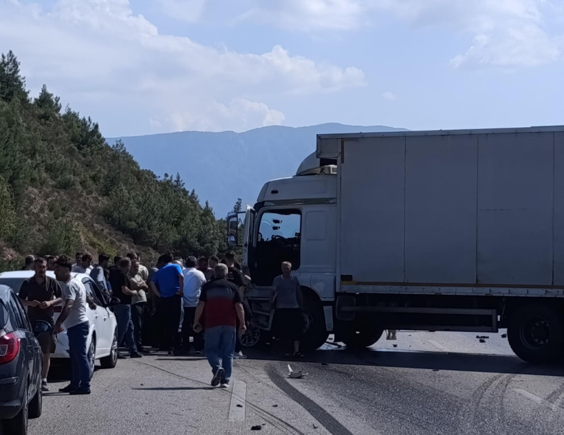 Kamyon otomobile çarptı; 1 ölü, 2 yaralı - Resim : 1