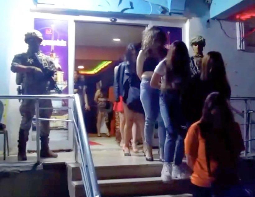 Termal kameralarla tespit edildi: 100'den fazla kadına sınır dışı - Resim : 1